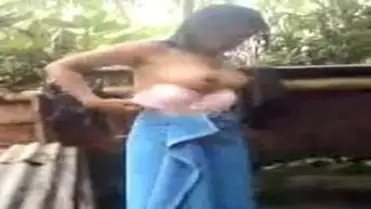 Rekaman Istri Cantik Pakai Handuk Biru Mandi